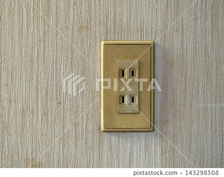 牆上安裝的舊式電源插座 牆上安裝的舊式電源插座 143298508