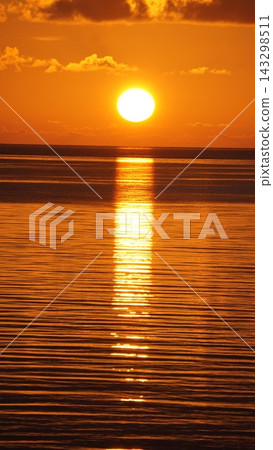 The horizon bathed in golden light The horizon bathed in golden light 143298511