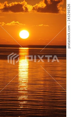 Watching the sunset on the beach, forgetting the passage of time. Watching the sunset on the beach, forgetting the passage of time. 143298526