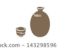 Japanese tableware: sake bottle and sake cups 143298596