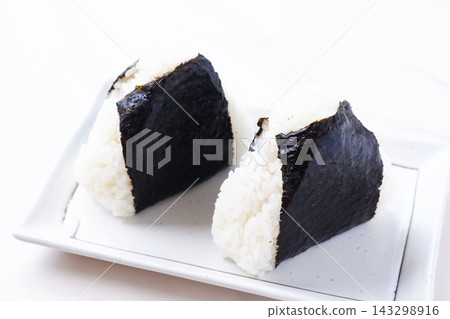 飯糰－用新鮮煮熟的米飯做成的美味飯糰 143298916