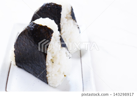 飯糰-用新鮮煮熟的米飯做成的美味飯糰 飯糰-用新鮮煮熟的米飯做成的美味飯糰 143298917