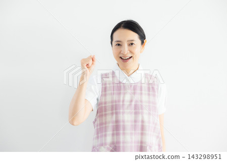 穿著圍裙的護理人員 143298951