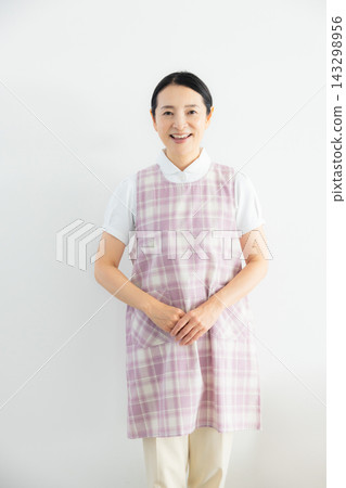 穿著圍裙的護理人員 穿著圍裙的護理人員 143298956
