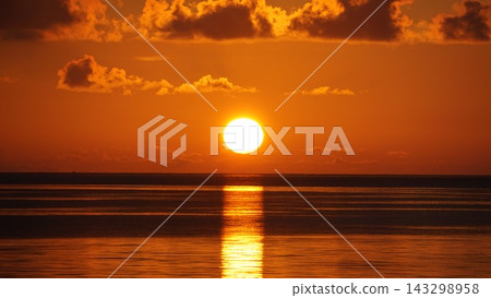 夕陽西下,天空鋪滿了寧靜的海灘。 夕陽西下,天空鋪滿了寧靜的海灘。 143298958