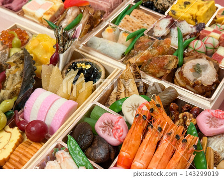 一道傳統的御節料理,以色彩繽紛的烤蝦和鯡魚籽為特色。 一道傳統的御節料理,以色彩繽紛的烤蝦和鯡魚籽為特色。 143299019