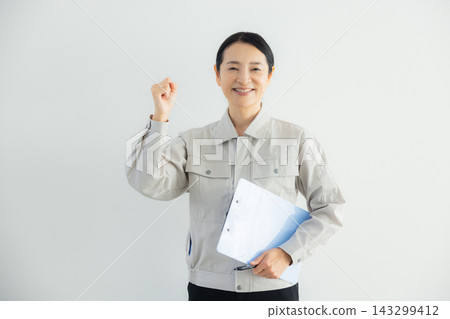 一位身穿工作服的中年婦女，她很擔憂。 143299412