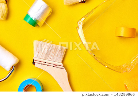 黃色背景上的繪畫工具 黃色背景上的繪畫工具 143299966