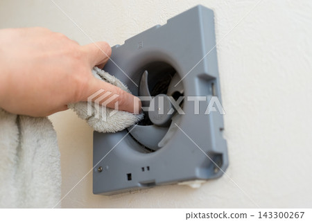 Clean the pipe fan Clean the pipe fan 143300267