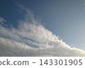 漂浮在藍天上的雲彩 143301905