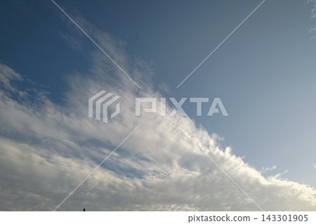 漂浮在藍天上的雲彩 漂浮在藍天上的雲彩 143301905