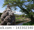 富士山腳下鄉村的草垛和水道 143302340