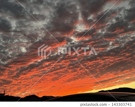 A cloud that stains in the sunset A cloud that stains in the sunset 143303741