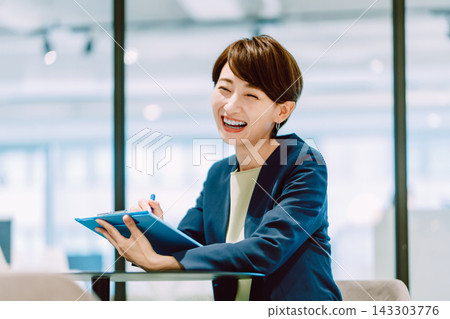 在辦公室工作的職業女性 143303776
