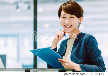在辦公室工作的職業女性 143303786