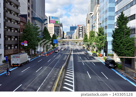 View towards Shiba Daimon from the Shiba pedestrian bridge over Dai-ichi Keihin Avenue. View towards Shiba Daimon from the Shiba pedestrian bridge over Dai-ichi Keihin Avenue. 143305128