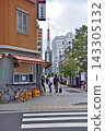 Tokyo Tower visible at the end of the sidewalk in Hamamatsucho 143305132