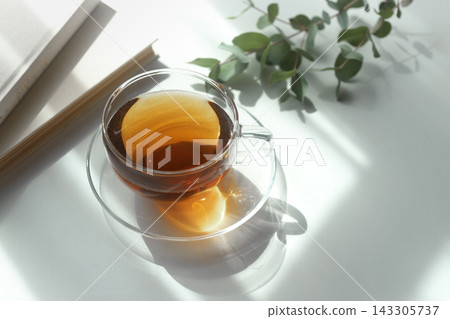 在自然光下,手捧一杯茶,讀一本書,擺上幾枝尤加利樹,享受一段自然的下午茶時光。 在自然光下,手捧一杯茶,讀一本書,擺上幾枝尤加利樹,享受一段自然的下午茶時光。 143305737