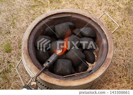 一種便攜式燒烤爐,用於用燃氣噴槍點燃木炭。 一種便攜式燒烤爐,用於用燃氣噴槍點燃木炭。 143308661