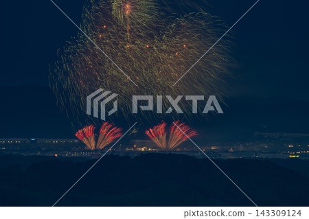 A scene from the Enshu Fukuroi Fireworks Festival in Fukuroi City, Shizuoka Prefecture. A scene from the Enshu Fukuroi Fireworks Festival in Fukuroi City, Shizuoka Prefecture. 143309124