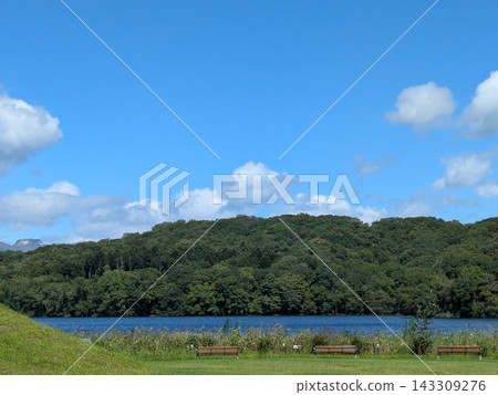 波羅托湖景色優美,湖邊有綠色的草坪和長椅。 波羅托湖景色優美,湖邊有綠色的草坪和長椅。 143309276