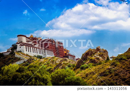 Potala Palace in Lhasa, Tibet, China, under a blue sky with white clouds Potala Palace in Lhasa, Tibet, China, under a blue sky with white clouds 143311056