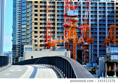 從東京築地橋上看到的摩天大樓工地和起重機 143311578