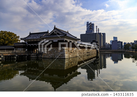 廣島城的正門和第二層城牆,周圍環繞著護城河。 廣島城的正門和第二層城牆,周圍環繞著護城河。 143311635