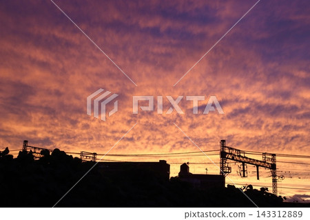 大阪府枚方市；日落；黃昏；傍晚；火紅的天空；晴朗的天空 143312889