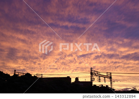 Hirakata City, Osaka Prefecture; Sunset; Dusk; Evening; Burning sky; Clear skies Hirakata City, Osaka Prefecture; Sunset; Dusk; Evening; Burning sky; Clear skies 143312894