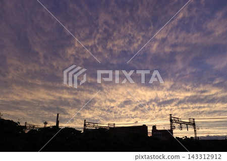 大阪府枚方市；日落；黃昏；傍晚；火紅的天空；晴朗的天空 143312912