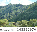 一座被翠綠植物環繞的鄉村山巒 143312970