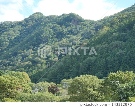 一座被翠綠植物環繞的鄉村山巒 一座被翠綠植物環繞的鄉村山巒 143312970