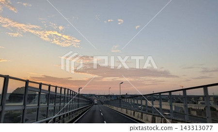一條公路在淡淡的夕陽下蜿蜒延伸 143313077