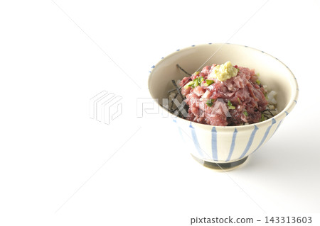 一張以白色為背景的鮪魚碗照片。 143313603