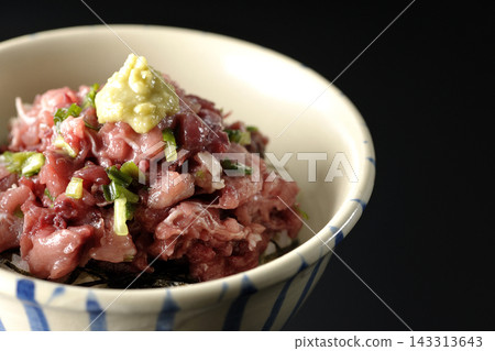 一張鮪魚碗的照片，背景是黑色。 143313643