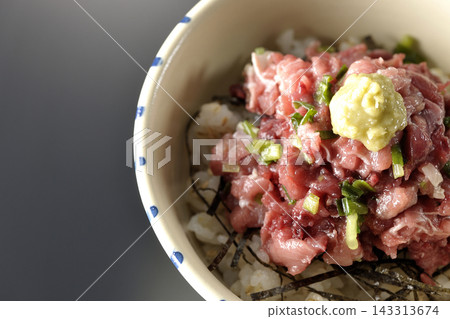 一張鮪魚碗的照片,背景是黑色。 一張鮪魚碗的照片,背景是黑色。 143313674