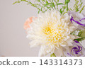 一束白色菊花、洋桔梗和康乃馨。 一束白色菊花、洋桔梗和康乃馨。 143314373