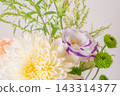 一束白色菊花、洋桔梗和康乃馨。 一束白色菊花、洋桔梗和康乃馨。 143314377