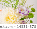 一束白色菊花、洋桔梗和康乃馨。 一束白色菊花、洋桔梗和康乃馨。 143314378