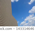 瓷磚砌成的建築外牆和夏日藍天，留白 143314646