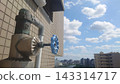 公寓大樓屋頂的設備、管道和閥門，以藍天為背景。 143314717