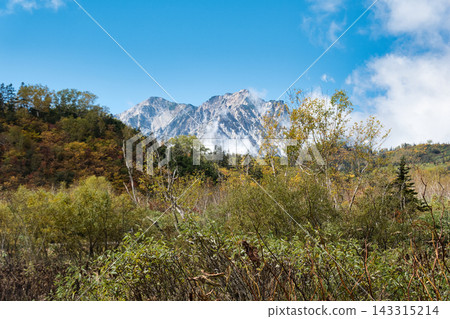 Autumn foliage at Tsugaike Nature Park, with views of Mt. Shakushi and Mt. Hakuba Yarigatake in Otari Village, Nagano Prefecture. Autumn foliage at Tsugaike Nature Park, with views of Mt. Shakushi and Mt. Hakuba Yarigatake in Otari Village, Nagano Prefecture. 143315214