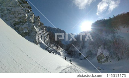 陽光透過山巒和山谷灑下。 陽光透過山巒和山谷灑下。 143315373