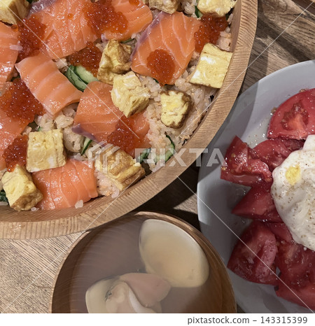 日本料理:散壽司與蛤蜊湯 日本料理:散壽司與蛤蜊湯 143315399
