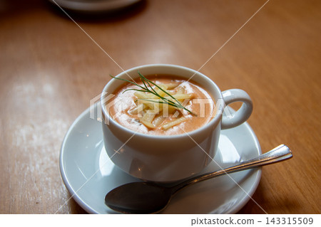 濃鬱的番茄湯,上面撒著乳酪 濃鬱的番茄湯,上面撒著乳酪 143315509