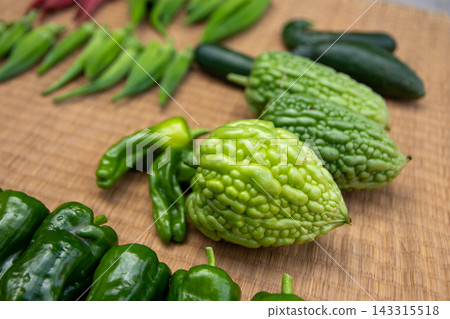 苦瓜和獅子椒採摘的特寫鏡頭 苦瓜和獅子椒採摘的特寫鏡頭 143315518