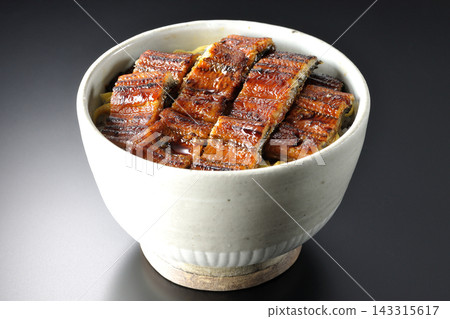 一張鰻魚飯的照片,背景為黑色。 一張鰻魚飯的照片,背景為黑色。 143315617
