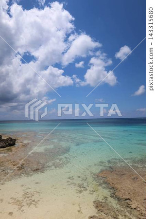 白雲朵朵,碧空如洗,熱帶海洋碧波蕩漾,海水清澈見底。 白雲朵朵,碧空如洗,熱帶海洋碧波蕩漾,海水清澈見底。 143315680