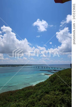 一座長橋橫跨碧綠的大海,在夏日天空的襯托下,景色令人嘆為觀止。 一座長橋橫跨碧綠的大海,在夏日天空的襯托下,景色令人嘆為觀止。 143315681